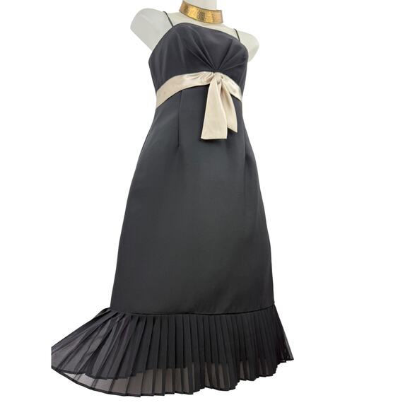 Vintage Dresses & Skirts - Vintage Y2K DE LARU black cocktail dress with pleated trim and bow